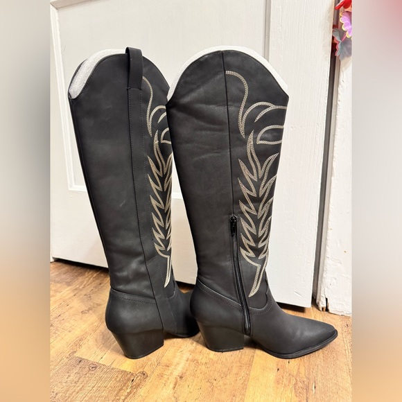 Brand new Black Western Boots, perfect for concert season! - Picture 4 of 6